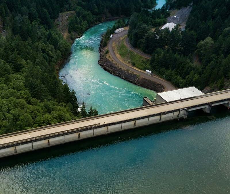 Une infrastructure hydroélectrique nichée au cœur d’une vallée boisée, exploitant la puissance du cours d’eau pour produire une énergie locale, fiable et décarbonée.